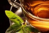 Infusión de té de hierbas medicinales en una taza