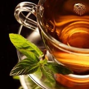 Infusión de té de hierbas medicinales en una taza