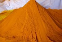 Cúrcuma en polvo usada para preparar leche dorada con ashwagandha
