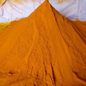 Cúrcuma en polvo usada para preparar leche dorada con ashwagandha