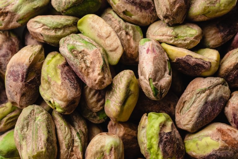 Pistachos sin cascara mostrando su color verde y marron caracteristico