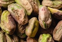 Pistachos sin cascara mostrando su color verde y marron caracteristico