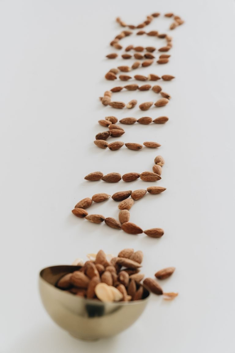 Almendras crudas en un bol