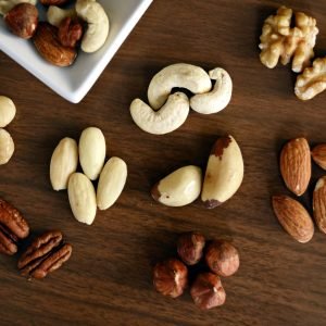 Variedad de frutos secos incluyendo nueces de Brasil