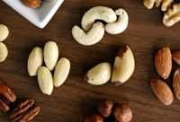 Variedad de frutos secos incluyendo nueces de Brasil