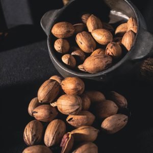 Nueces pecanas con cascara en un bol
