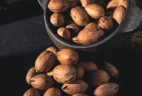 Nueces pecanas con cascara en un bol