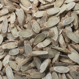 Rodajas secas de raiz de astragalo listas para preparar la decoccion