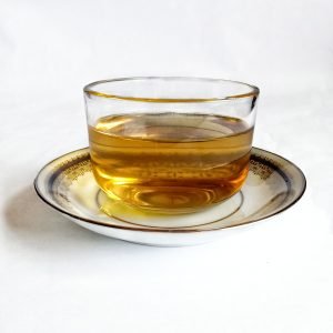 Taza de infusión medicinal de Bacopa monnieri para la agilidad mental