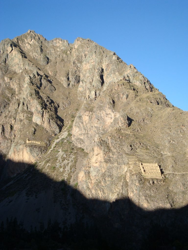 Depósitos incas (qollqas) de tubérculos protegidos con muña