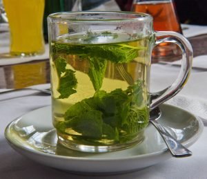 Infusión digestiva de muña con hojas aromáticas