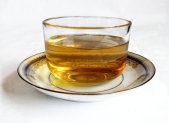 Taza de infusión medicinal de Bacopa monnieri para la agilidad mental