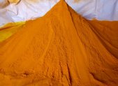Cúrcuma en polvo usada para preparar leche dorada con ashwagandha