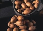 Nueces pecanas con cascara en un bol